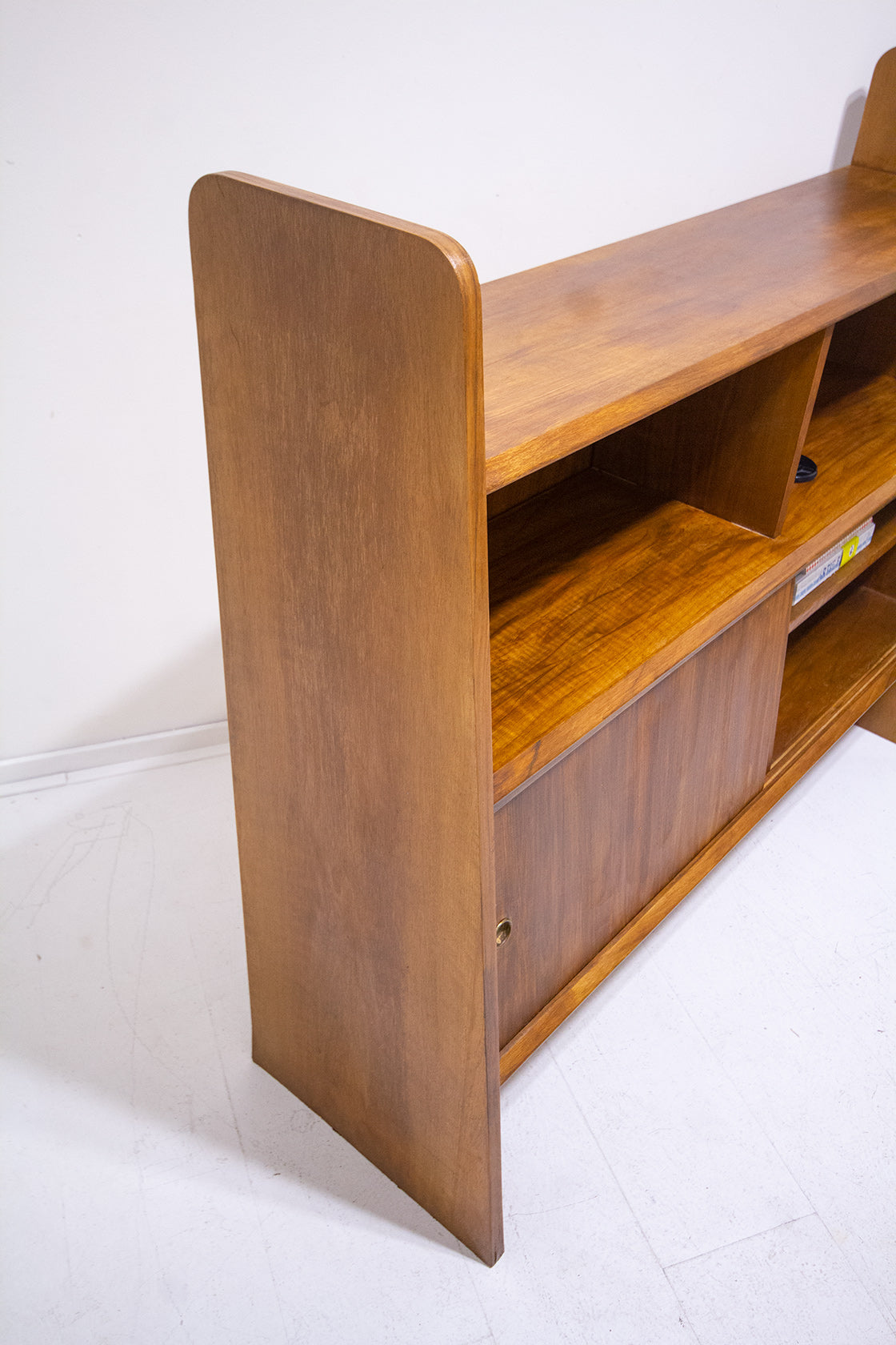 Vintage teakhouten kast met vakken