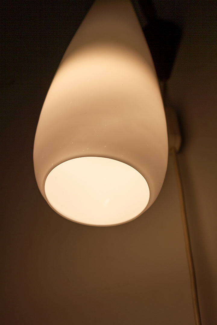 Vintage teakhouten wandlamp Deens design met druppelvormige lampenkap