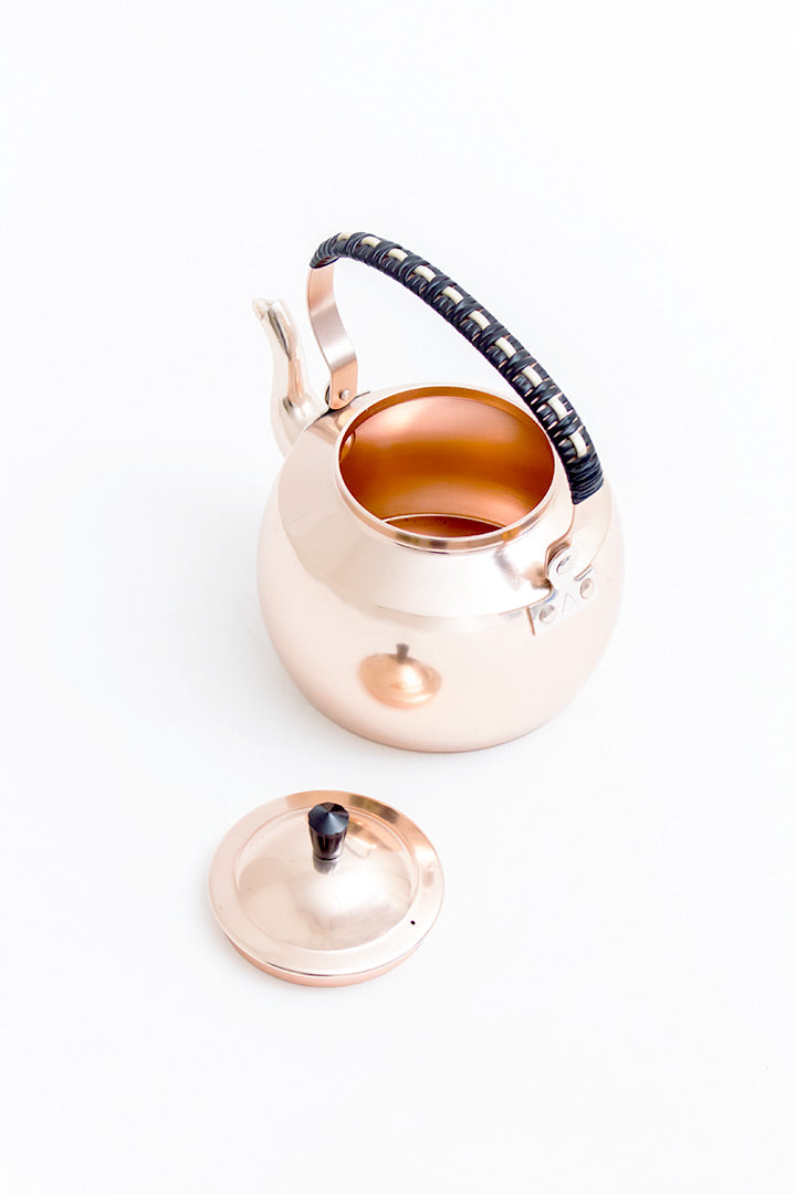 Vintage theepot koperkleurig met gewoven handvat