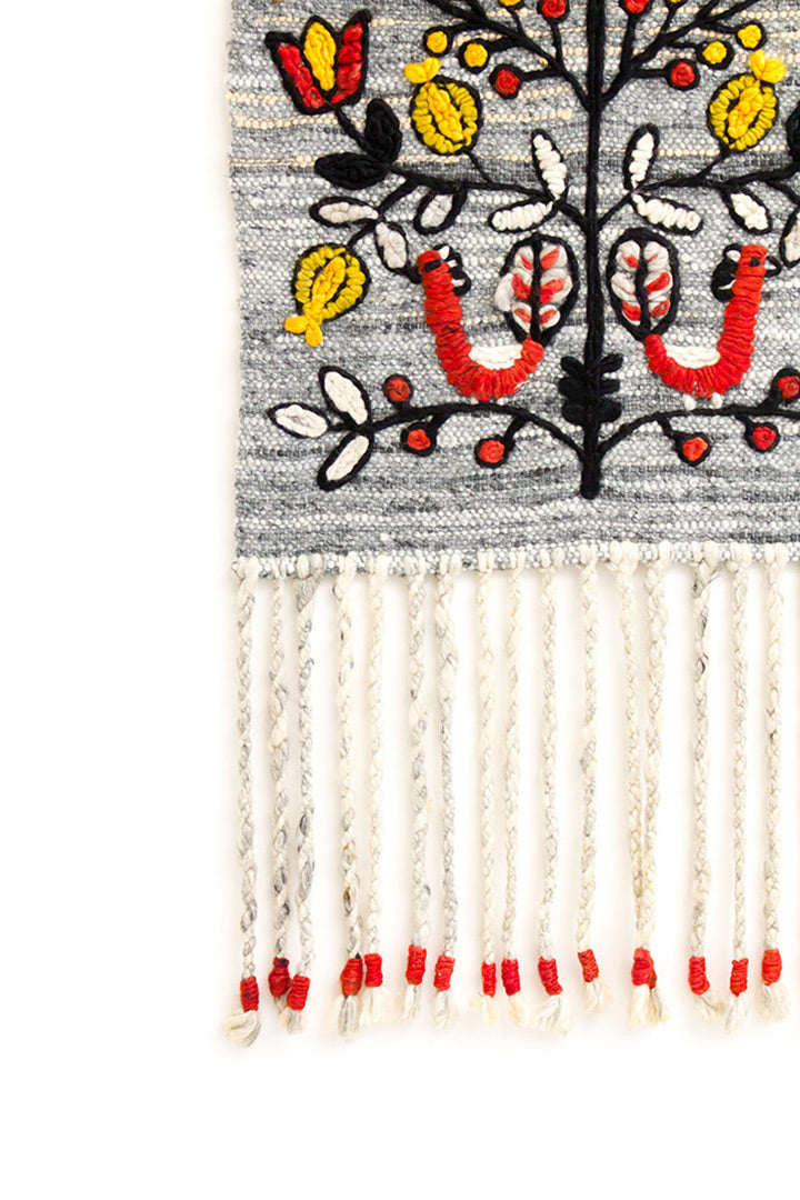 Vintage wandkleed van lichtblauw wol met franjes