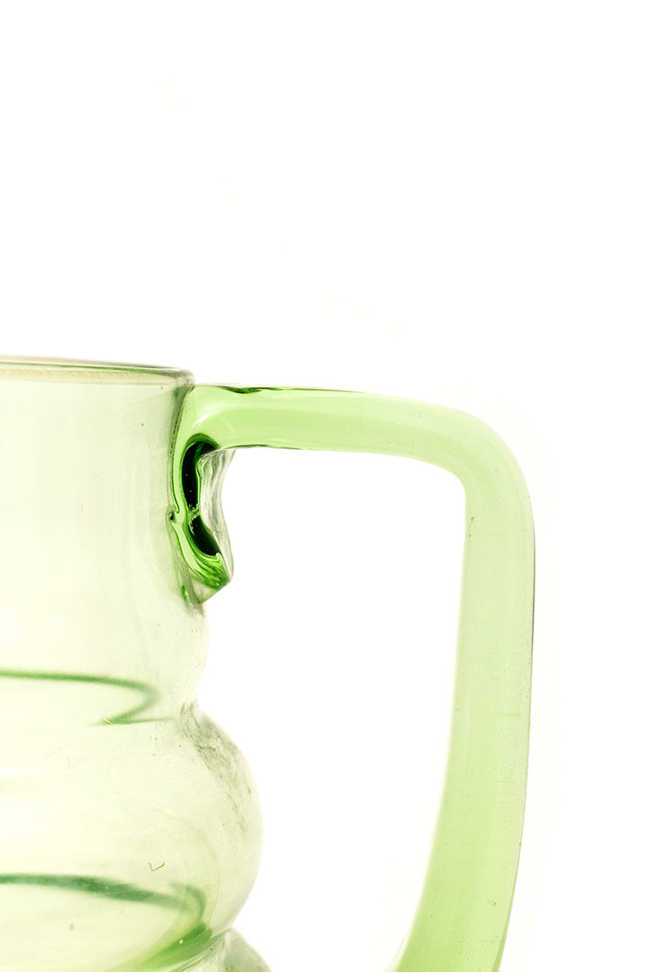 Vintage waterkaraf van groen glas