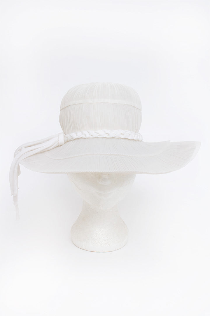 Vintage witte zomerhoed met geplooid tule en gevlochten band