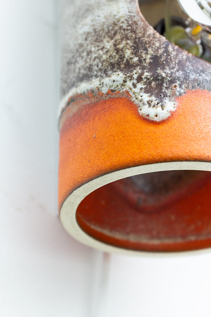 West-Germany wandlamp van bruin/oranje keramiek met 2 kopspiegellampen