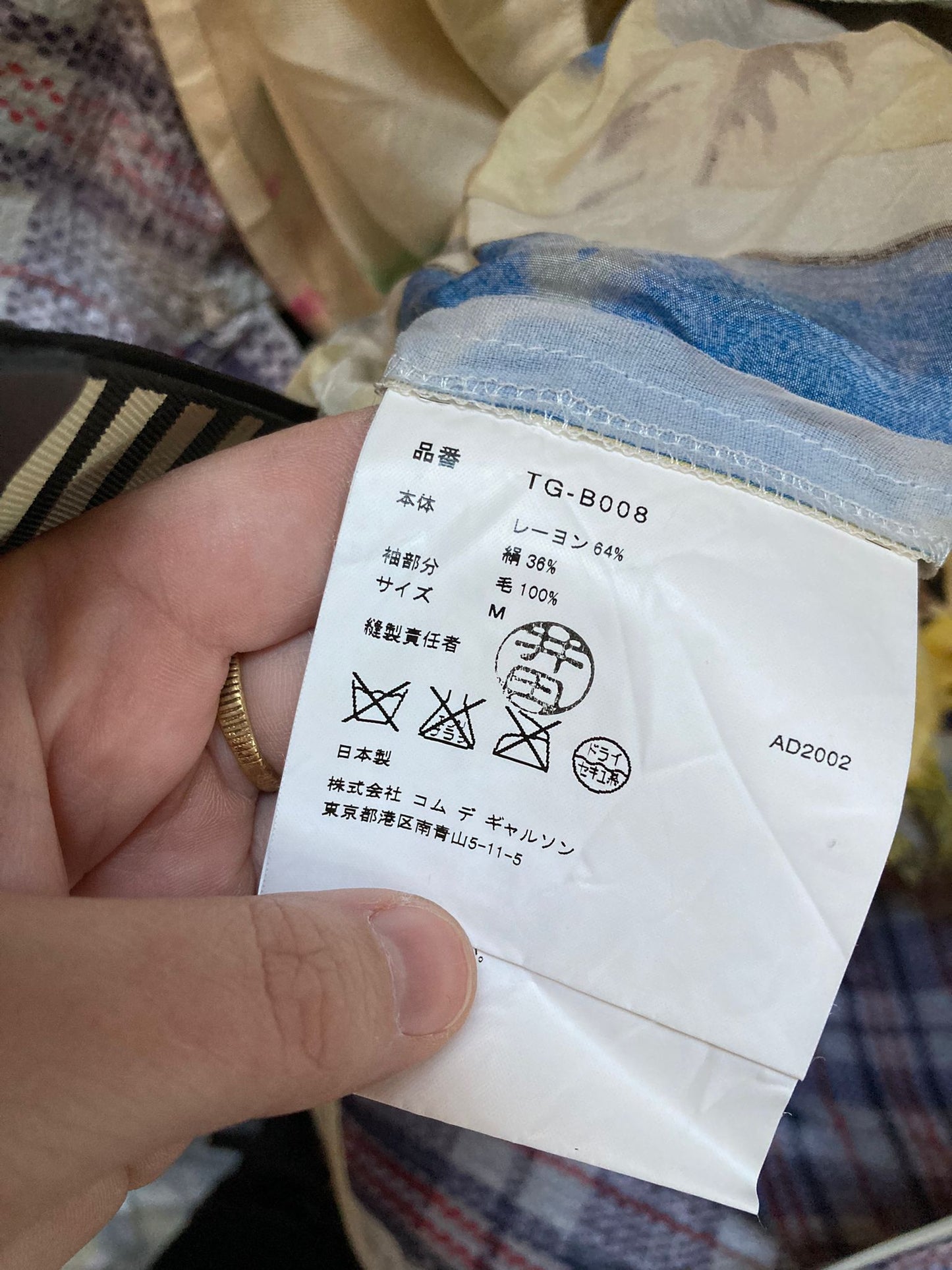 Comme des Garçons t-shirt met zijden sjaaltjes en zwarte gebreide mouwen 2002