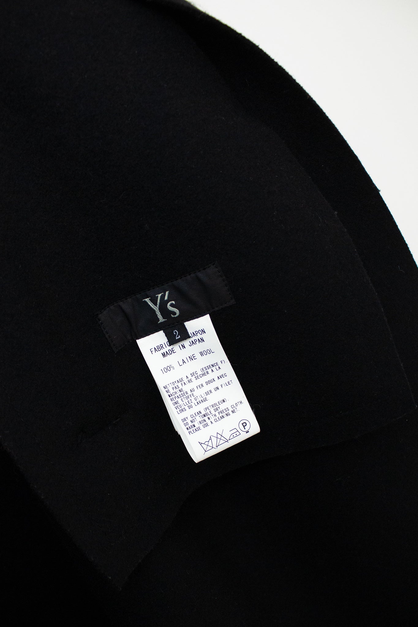 Y’s Yohji Yamamoto FW08 wollen jas met sculpturaal detail