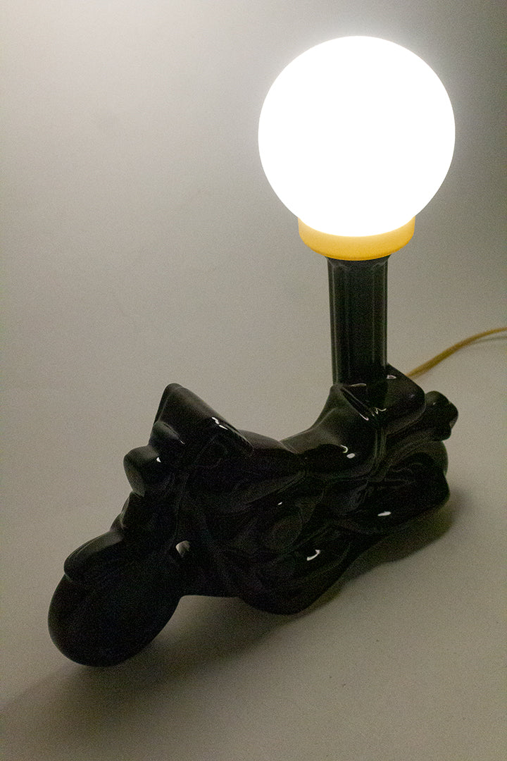 Zwarte motor lamp van keramieken met glazen bol jaren 80
