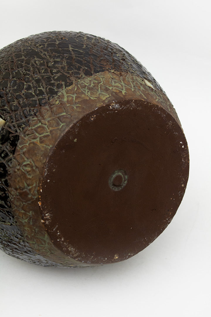 Zwarte sgraffito Aboriginal / Australische keramieken vaas met parelmoer
