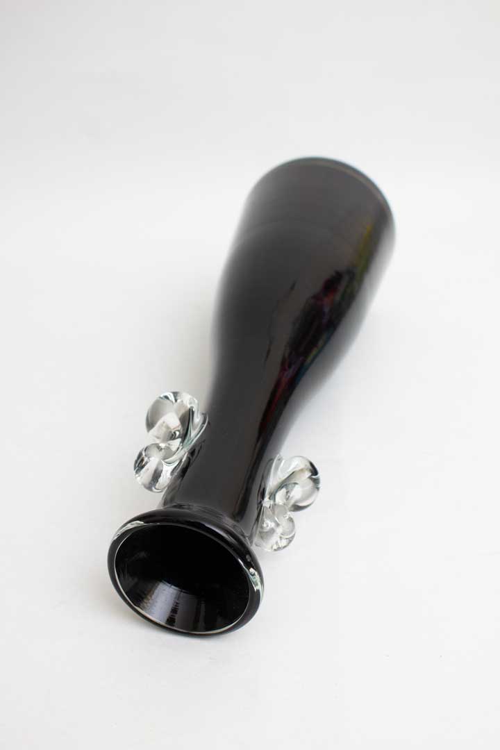 Vintage zwarte glazen vaas met transparante oortjes Tarnowiec Polen