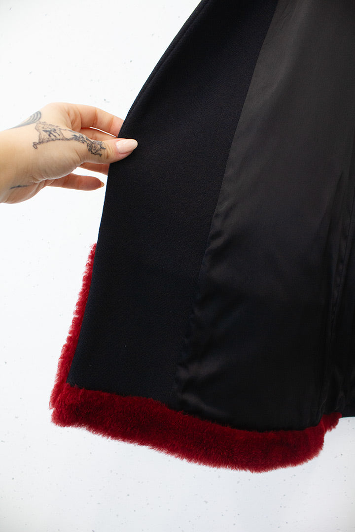 Zwarte wollen Dries van Noten jas met rode faux fur