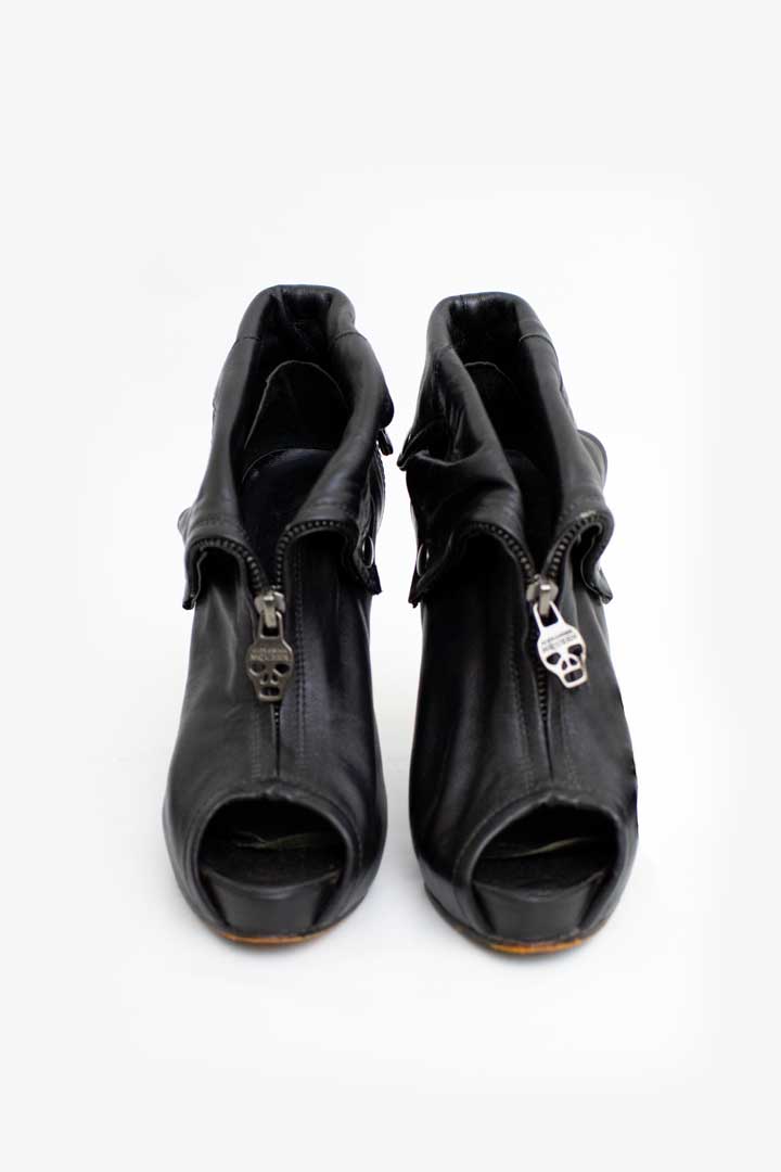 Zwarte leren Alexander McQueen motorcycle jacket pumps