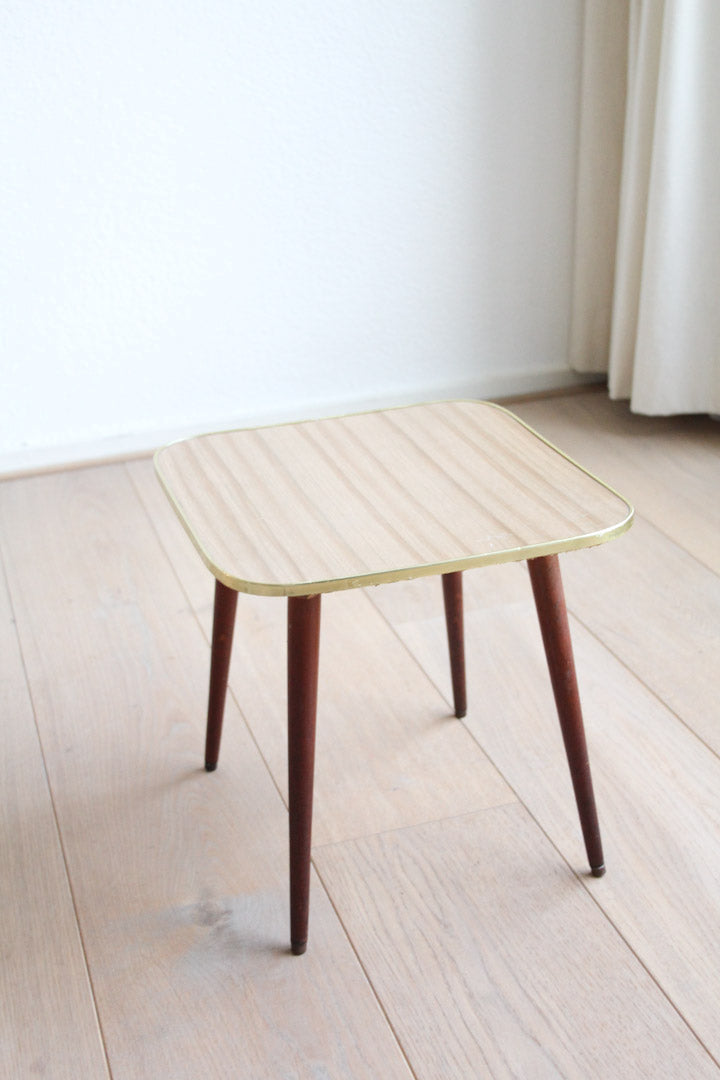 Houten plantentafeltje met formica fineer