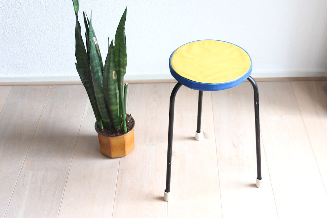 Vintage kruk geel met blauw
