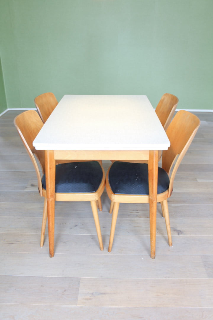 Vintage formica tafel uitschuifbaar met houten poten