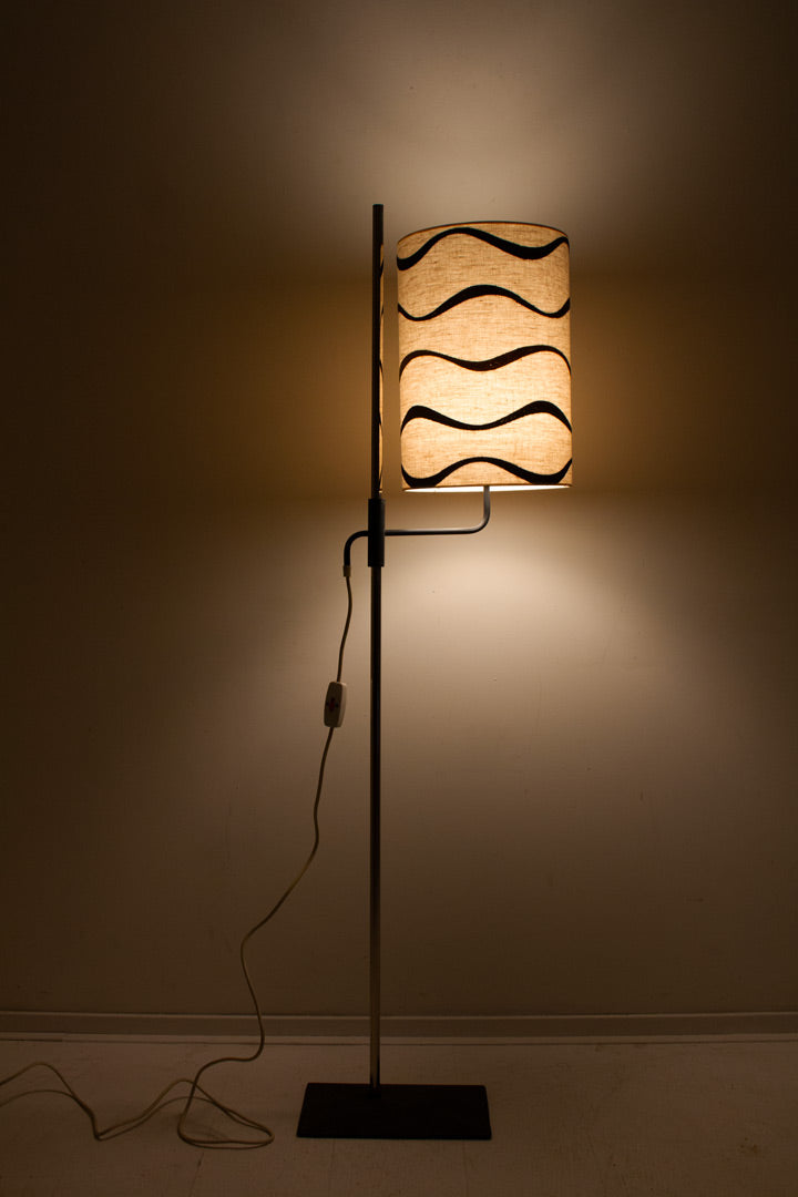 60's vloerlamp met een stoffen kap met gegolfd patroon