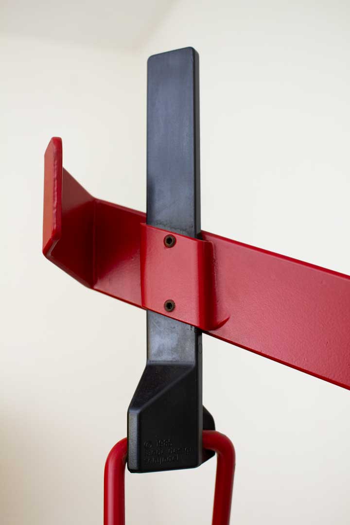 1985 Lande Design kapstok rood gelakt staal