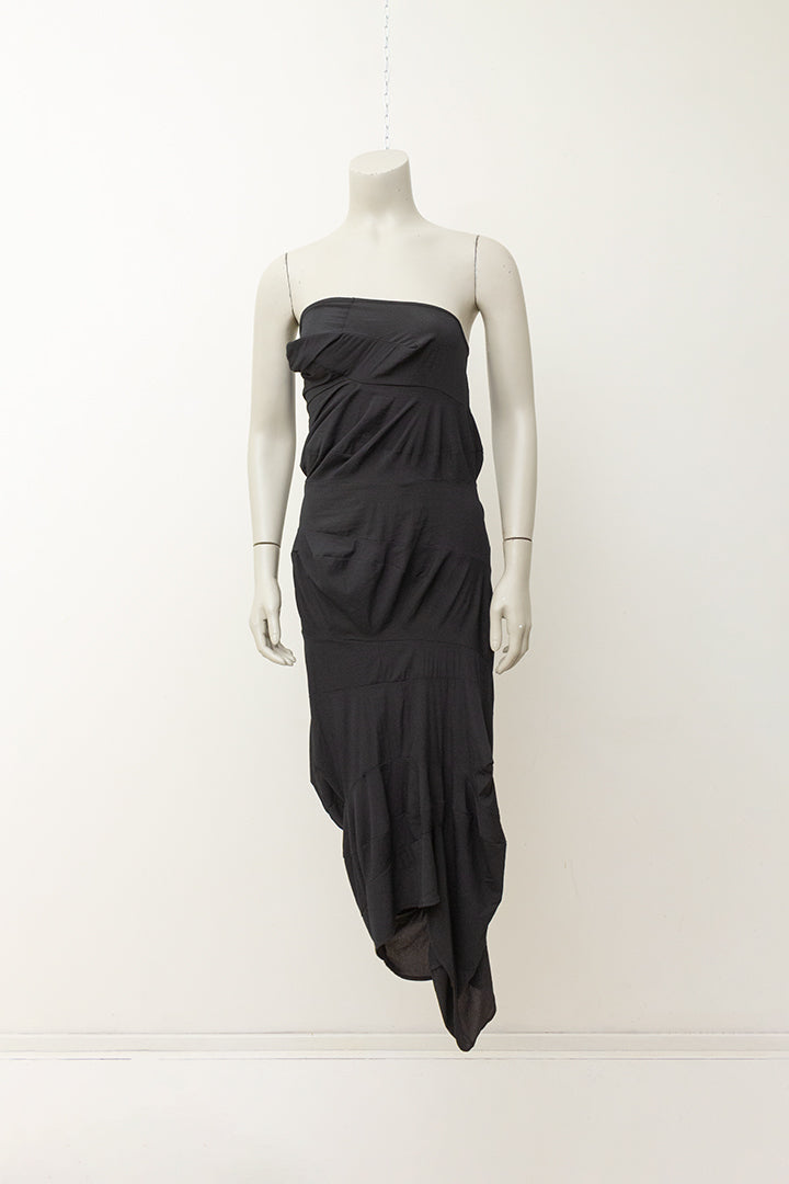 1996 Comme des Garçons asymmetrische zwarte jurk uit de ‘lumps & bumps’ collectie