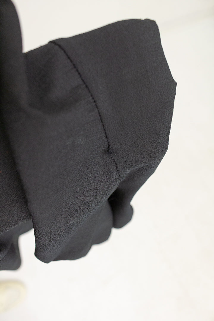 1996 Comme des Garçons asymmetrische zwarte jurk uit de ‘lumps & bumps’ collectie