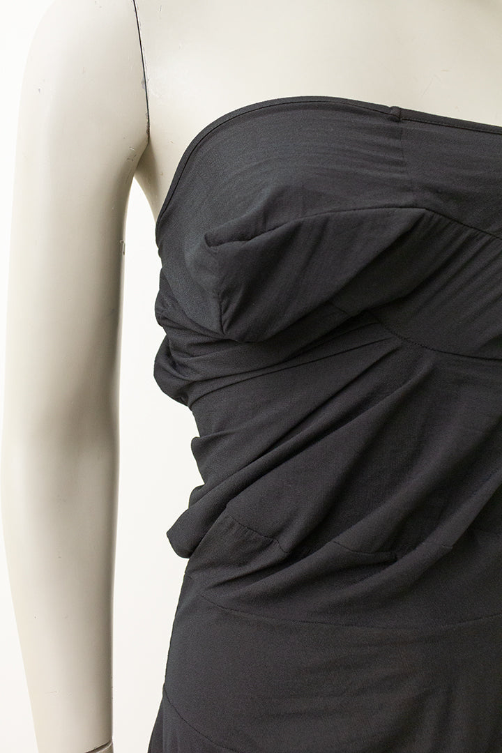 1996 Comme des Garçons asymmetrische zwarte jurk uit de ‘lumps & bumps’ collectie