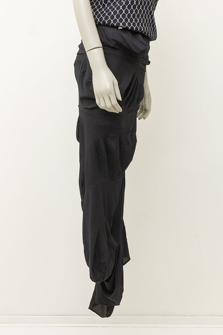 1996 Comme des Garçons asymmetrische zwarte jurk uit de ‘lumps & bumps’ collectie