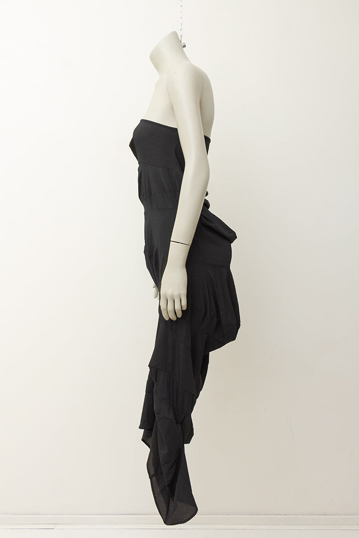 1996 Comme des Garçons asymmetrische zwarte jurk uit de ‘lumps & bumps’ collectie