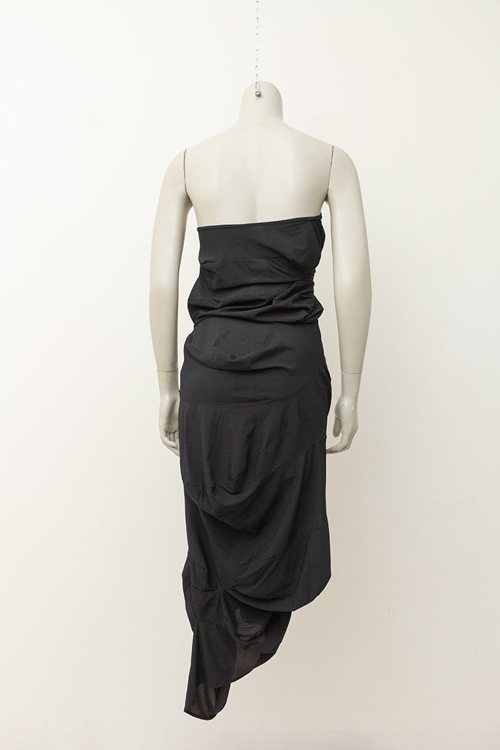 1996 Comme des Garçons asymmetrische zwarte jurk uit de ‘lumps & bumps’ collectie