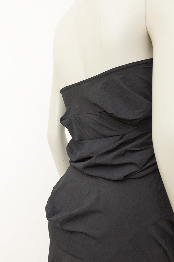 1996 Comme des Garçons asymmetrische zwarte jurk uit de ‘lumps & bumps’ collectie