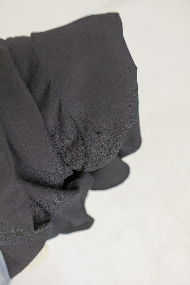 1996 Comme des Garçons asymmetrische zwarte jurk uit de ‘lumps & bumps’ collectie