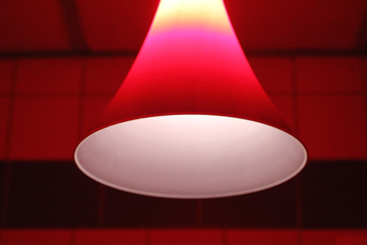 Vintage rode trompet lamp Opaalglas