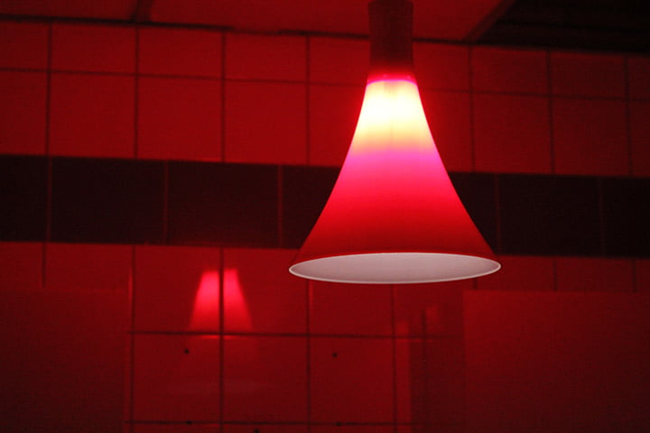 Vintage rode trompet lamp Opaalglas