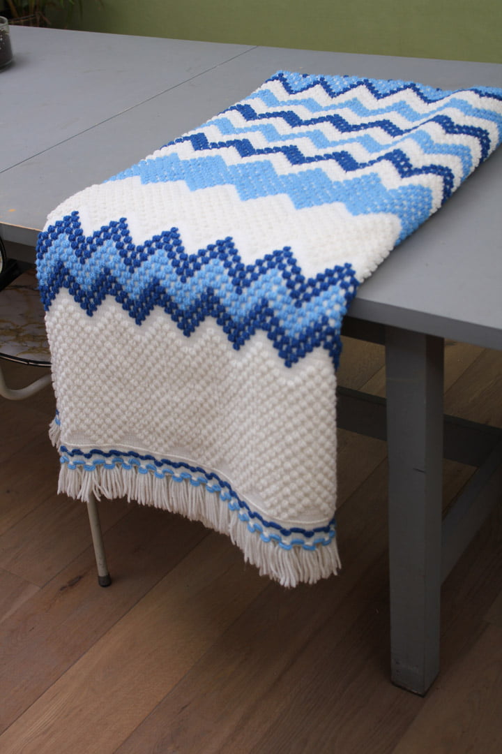 Wit blauwe gebreide vintage plaid / sprei