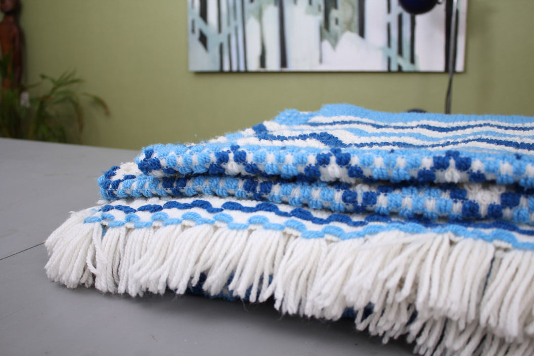 Wit blauwe gebreide vintage plaid / sprei