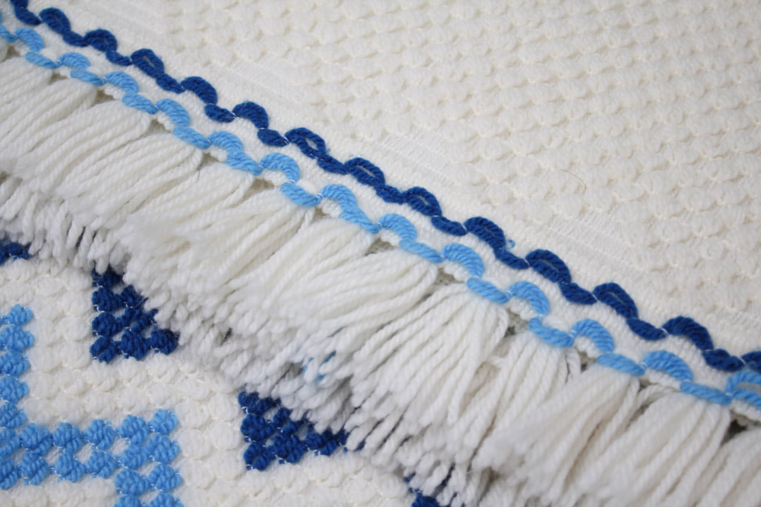 Wit blauwe gebreide vintage plaid / sprei