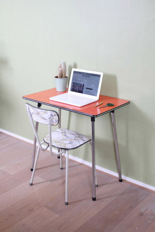 Oranje formica tafel