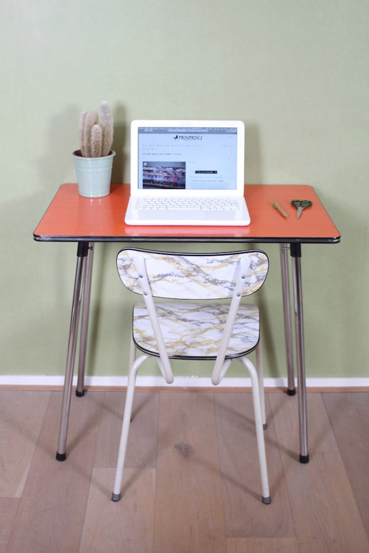 Oranje formica tafel