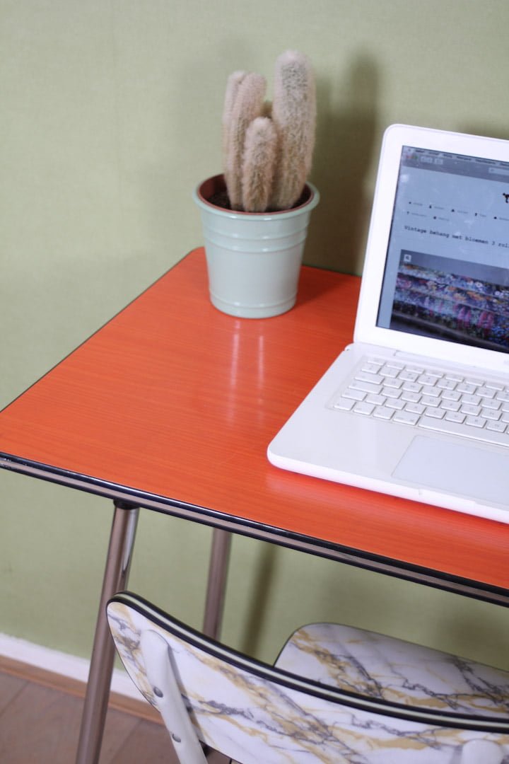 Oranje formica tafel