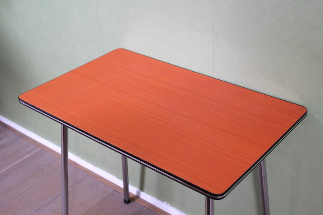 Oranje formica tafel