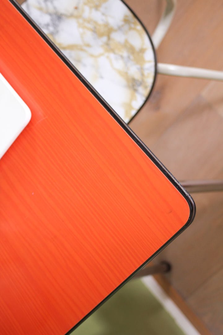Oranje formica tafel