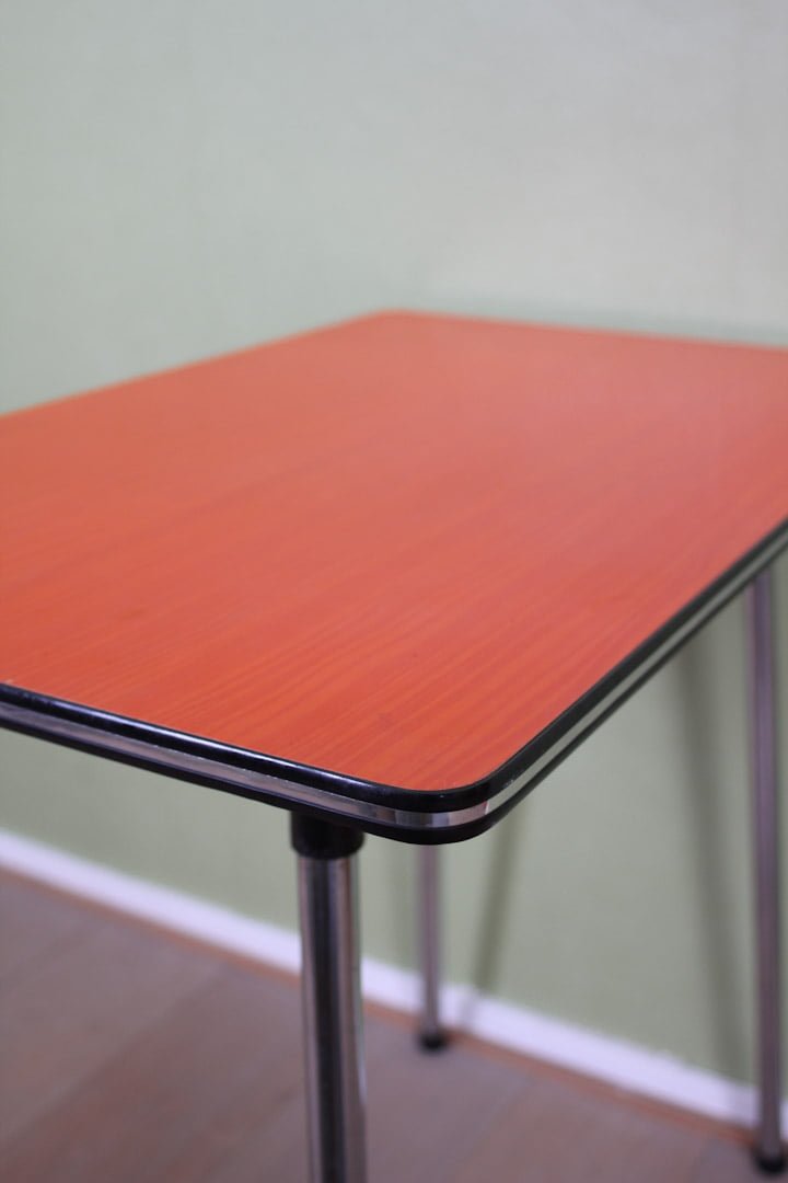 Oranje formica tafel