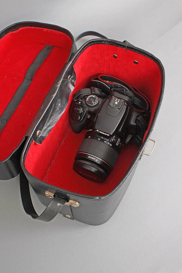 Zwarte camerakoffer met zilveren hardware