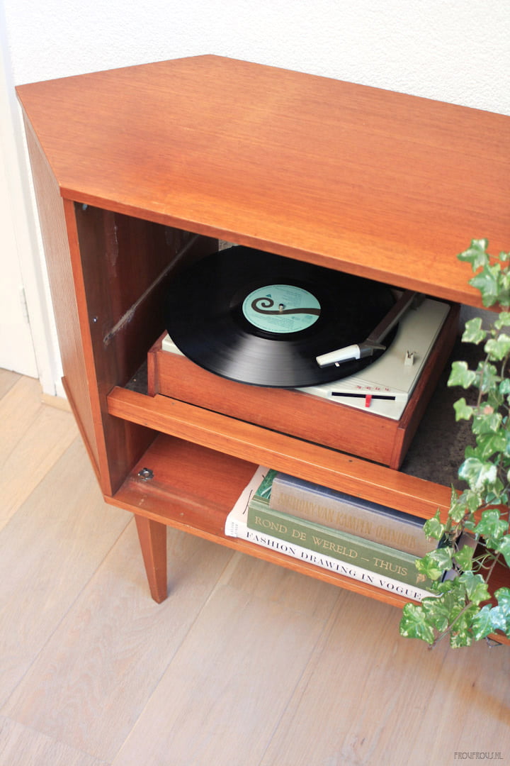 Vintage audiomeubel met ingebouwde speakers