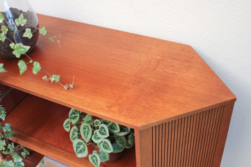 Vintage audiomeubel met ingebouwde speakers