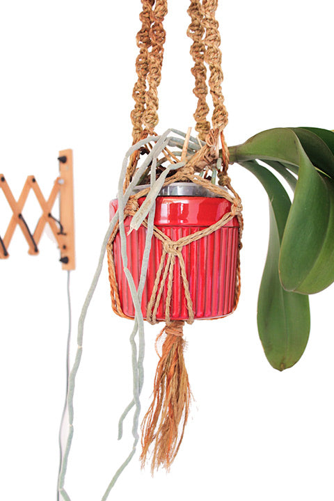 Rode vintage pot macrame