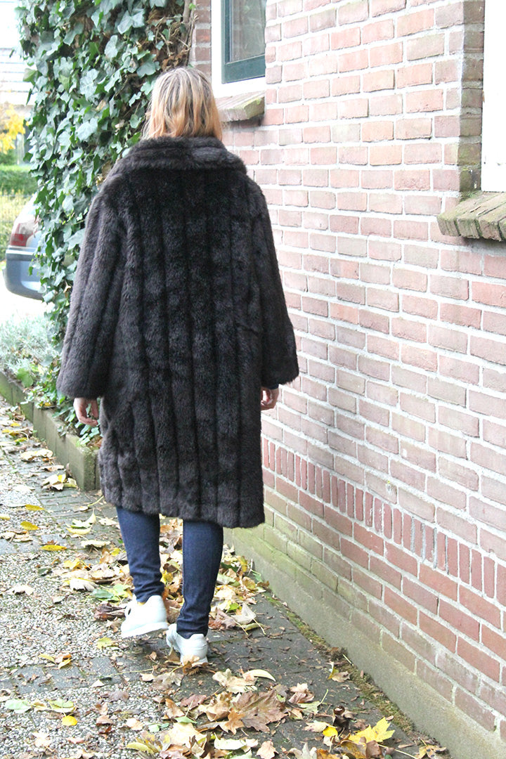 Donkerbruine lange imitatie bontjas