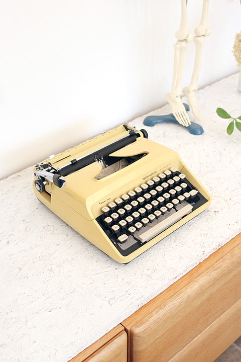 Ten Forty pastelgele typemachine