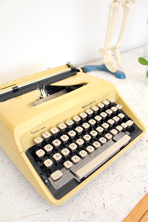 Ten Forty pastelgele typemachine