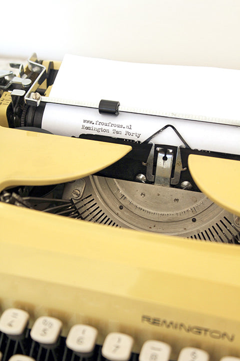 Ten Forty pastelgele typemachine