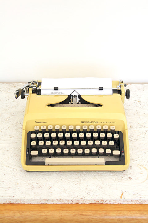 Ten Forty pastelgele typemachine