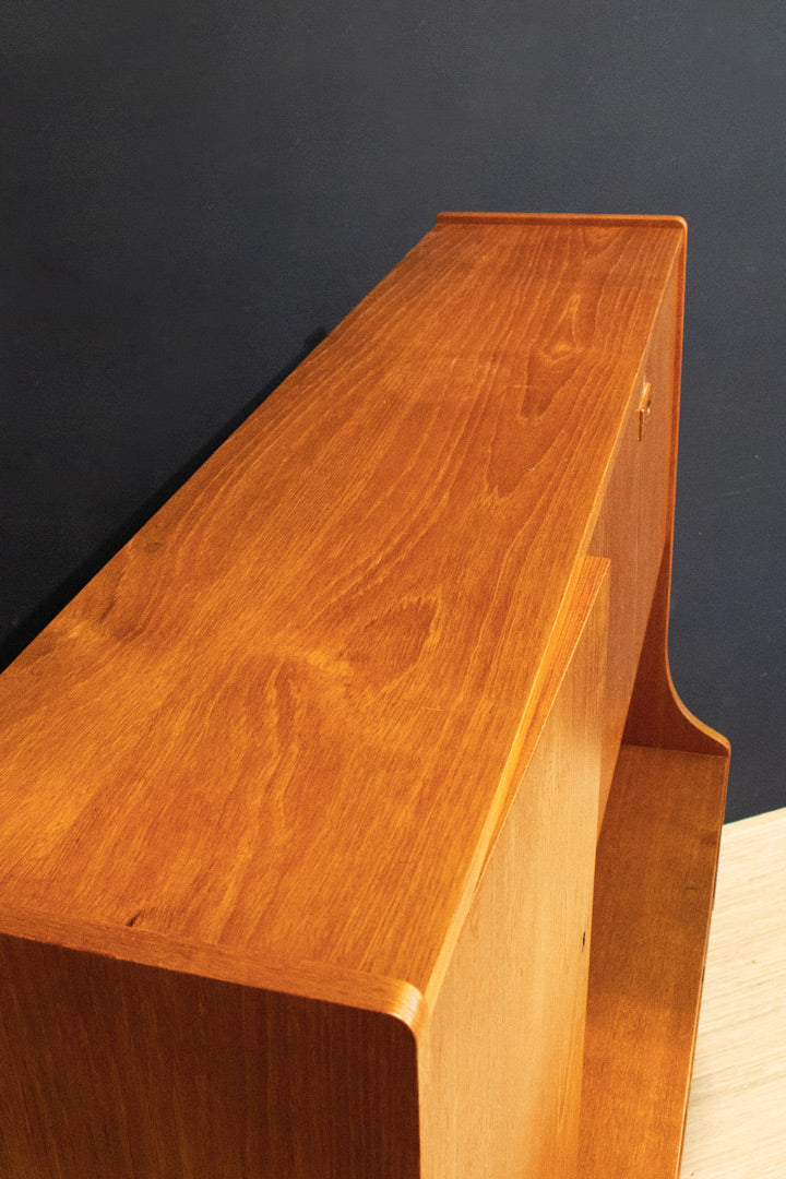 60s teak houten highboard kast met elegante verzonken handgreepjes