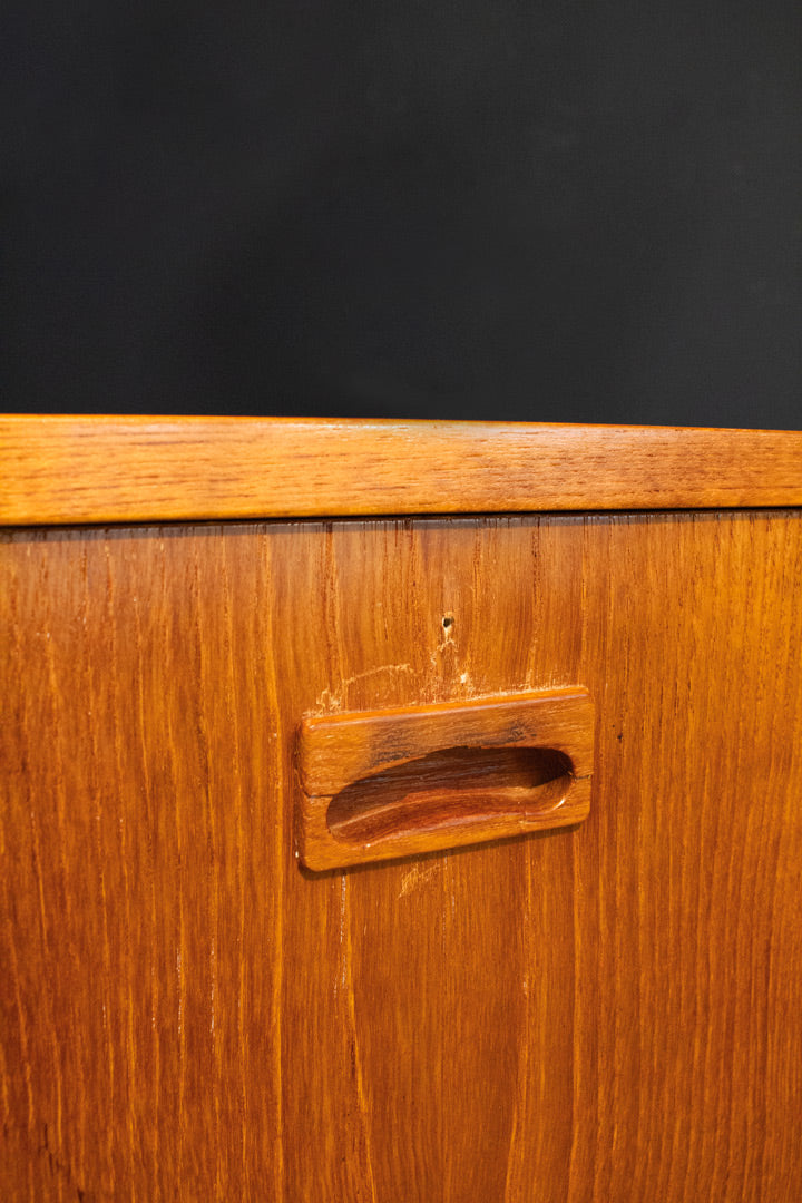 60s teak houten highboard kast met elegante verzonken handgreepjes