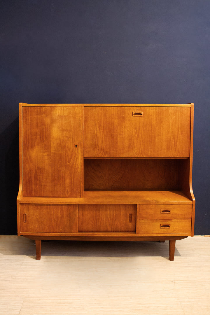 60s teak houten highboard kast met elegante verzonken handgreepjes